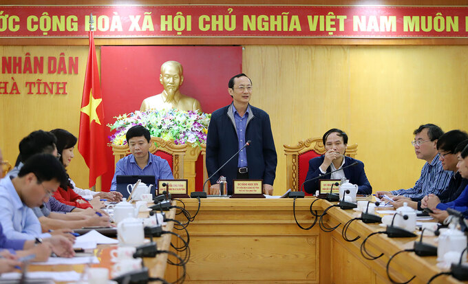 Ông Đặng Ngọc Sơn, Phó chủ tịch UBND tỉnh Hà Tĩnh (đứng giữa) điều hành buổi họp báo.