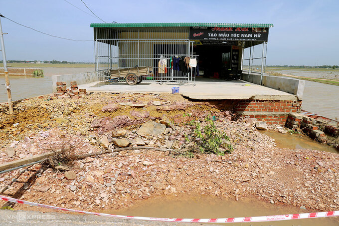 Một nhà dân ở xã Cẩm Duệ, huyện Cẩm Xuyên thành ốc đảo sau khi nước lũ rút.